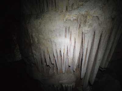 I faretti rivelano scorci fantastici. Stalattiti biancastre pendono dal soffitto...